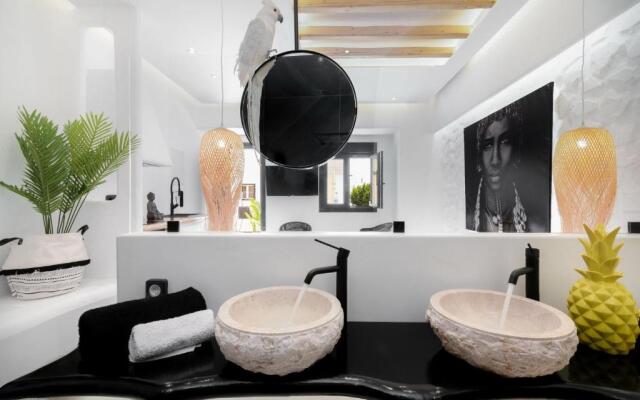 Portara Seaside Luxury Suites