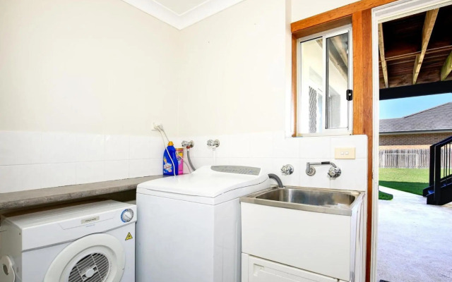 Shores - Pet-Friendly - 1 Min Walk to Beach