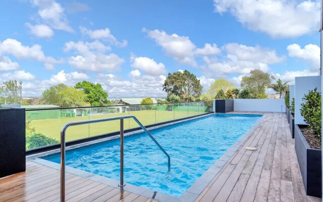 Takapuna Contemporary 2BR with Carpark