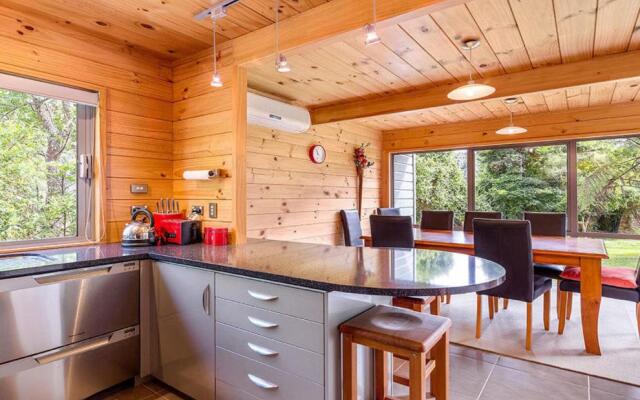 Lakeside Landing - Lake Tarawera Holiday Home