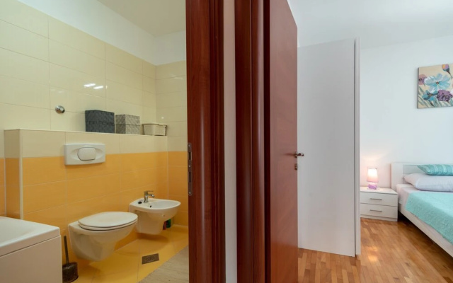 Modern apt w. Terrace, 2 min Walk to the Beach