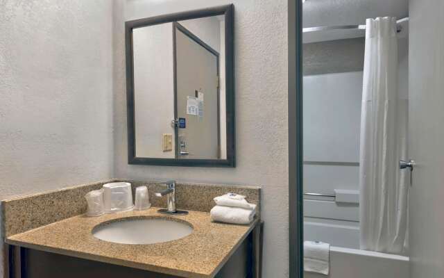 Motel 6 Oak Creek, WI