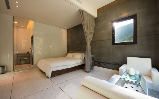 Azureloho Hostel