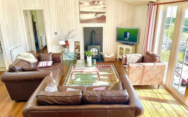 Holiday Lettings Beech Lodge - Stunning 6-bed King