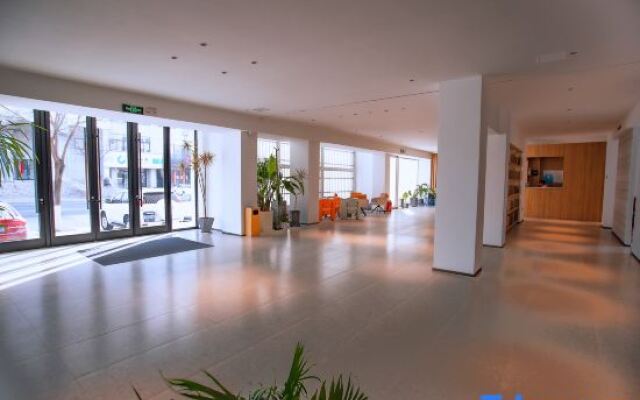 Yuerong Hotel (Liaoyang Liaohua Tesco)