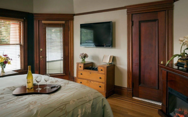 Cabernet House, An Old World Inn
