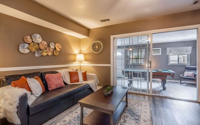 Charming 3BR House Cozysuites Pool Table