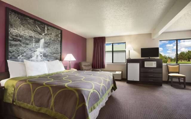 Super 8 by Wyndham Cameron