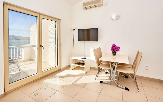 Sea front - free parking - A2(2+2)