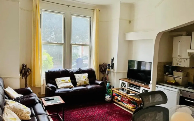 Comfortable 2 Bedroom Apartment in West London