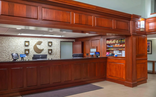 Comfort Suites Outlet Center
