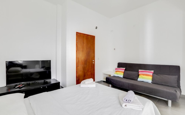 Central Apartment near Bograshov Beach