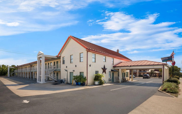 Super 8 by Wyndham Fredericksburg