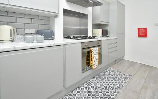 Beautiful 3-bed House by Ministays Stoke-on-trent