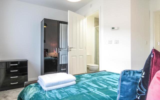 Tudors eSuites Two Bedrooms Garden and Netflix
