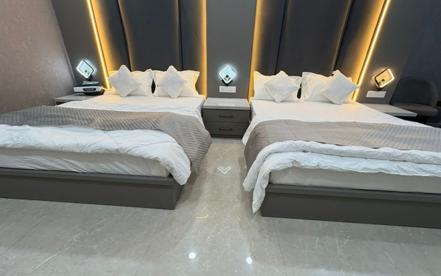 Hotel R J Heights