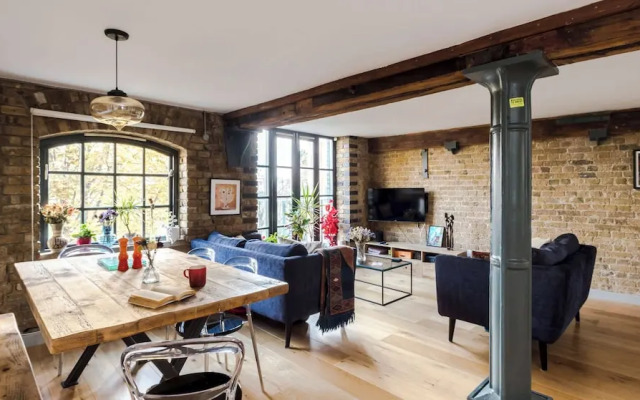 Stunning 2-bed Converted Warehouse - Sleeps 4