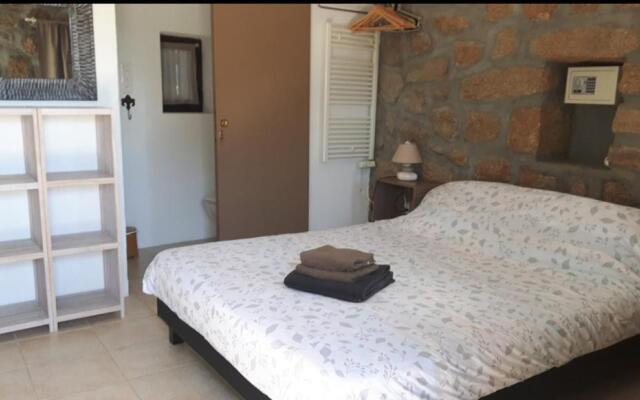 Chez Robert Et Sylvie (Adults Only)