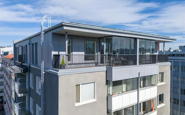 Luxurious 1BR Penthouse with Balcony