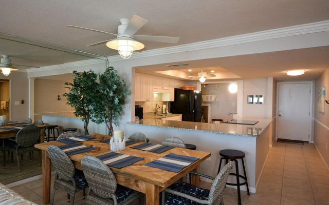 Shoreline 3084 Condo by RedAwning