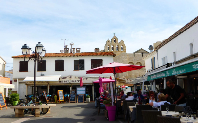 Country House With Private Terrace, Beaucaire
