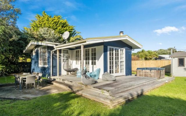 The Little Blue Bach - Waikanae Beach Holiday Home