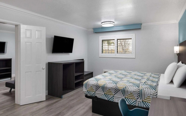 Travelodge by Wyndham Lemoore Near Naval Air Station