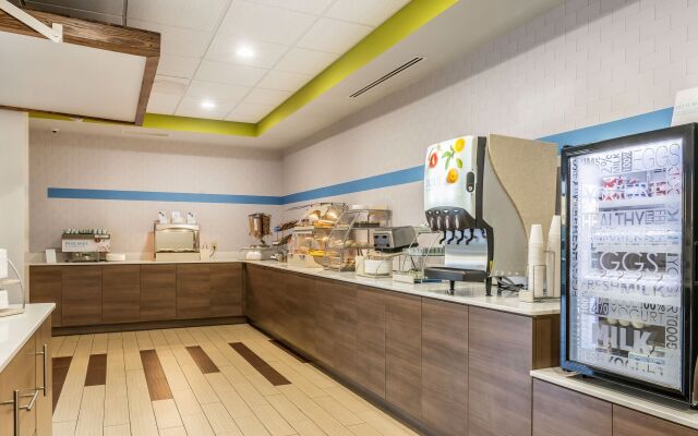 Holiday Inn Express & Suites Clarion