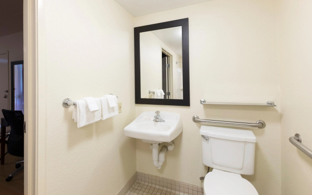 Red Roof Inn PLUS+ West Springfield