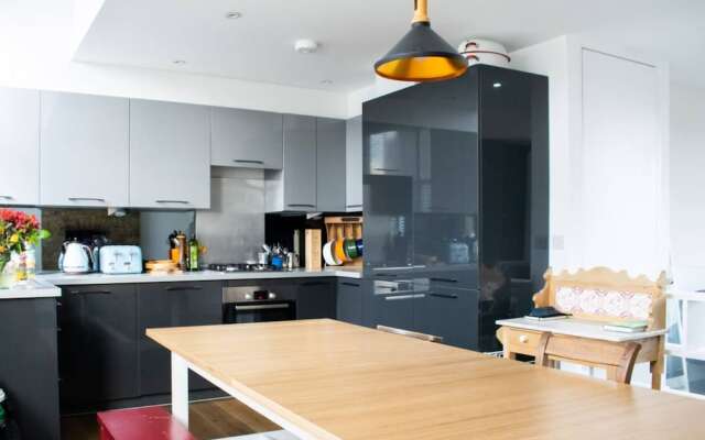 Modern 1 Bed 2-storey Flat in Clapton