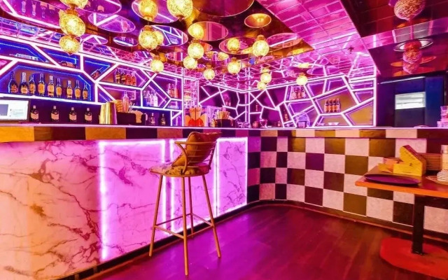 Queens Hub Hotel by OYO Rooms