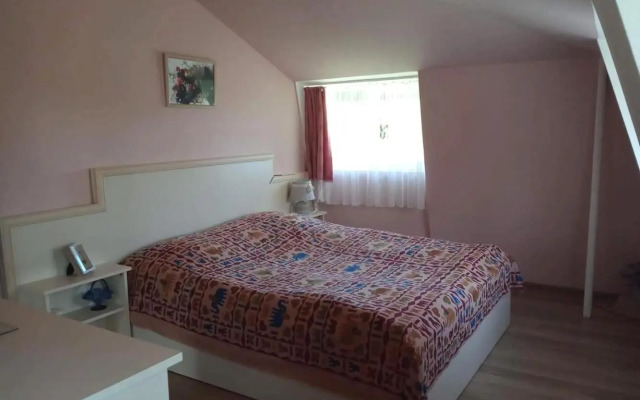 Nino's Veranda Apartment