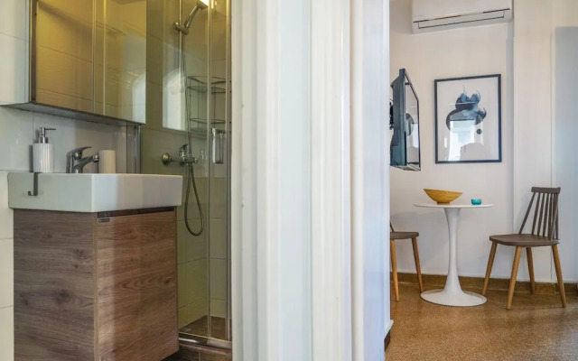 Breeze One Bedroom Apartment by BluPine