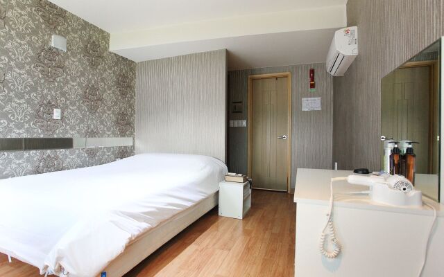 J hotel