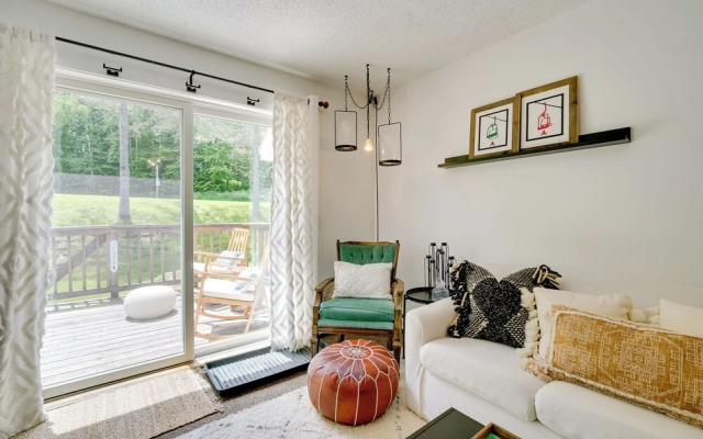 Ski-in/ski-out Magic Mountain Condo w/ Deck!