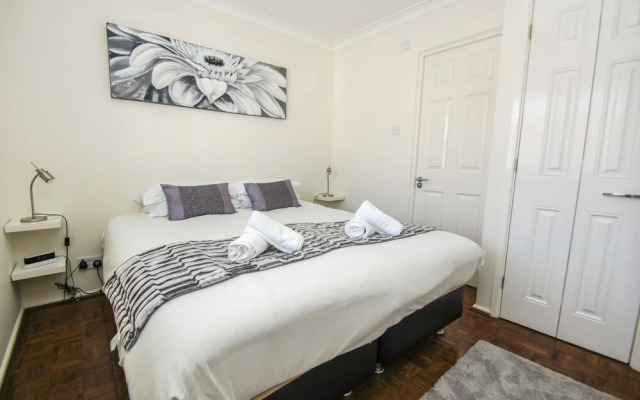 Britannia Harbour View Parking by Brighton Holiday Lets