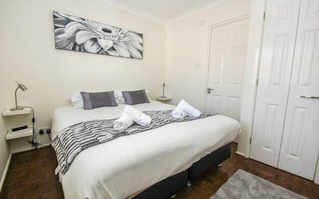 Britannia Harbour View Parking by Brighton Holiday Lets