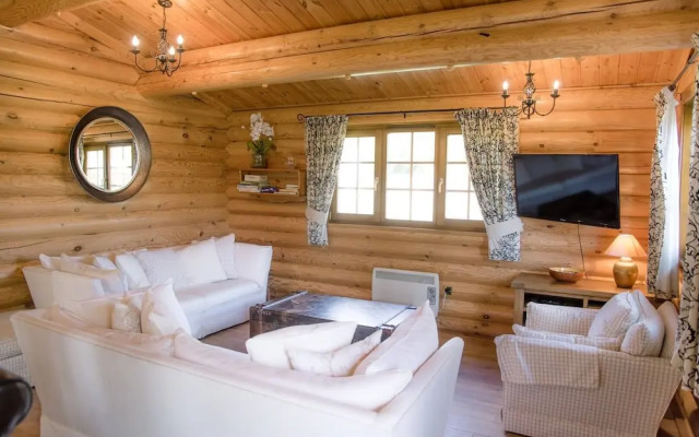 Oak Lodge With Hot Tub, Kingfishers