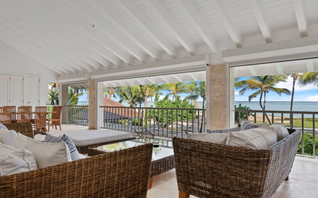 Oceanfront Golf Course Estate w Pool Guest House