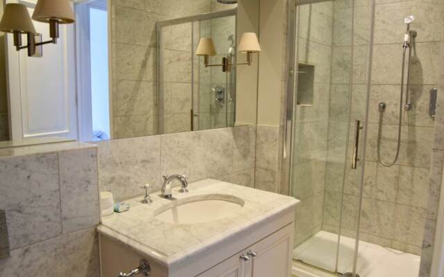 Elegant 2 Bedroom Chelsea Flat With Roof Terrace