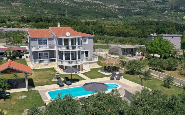 Exquisite Spacious Villa Bufaline With Pool and Gym