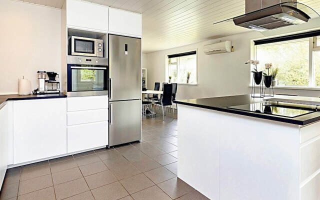 Spacious Retreat in Marielyst-by Traum