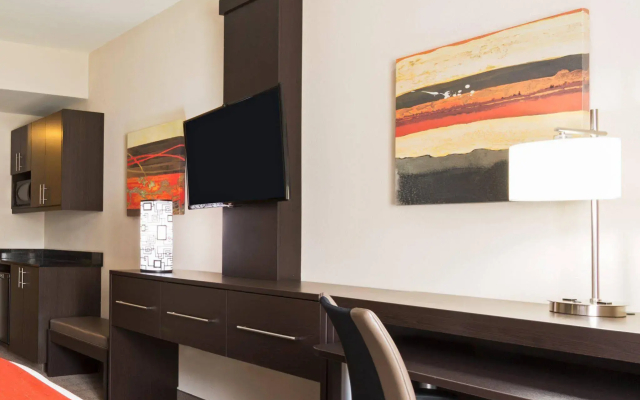 Holiday Inn Express Hotel Naples Downtown - 5th Avenue