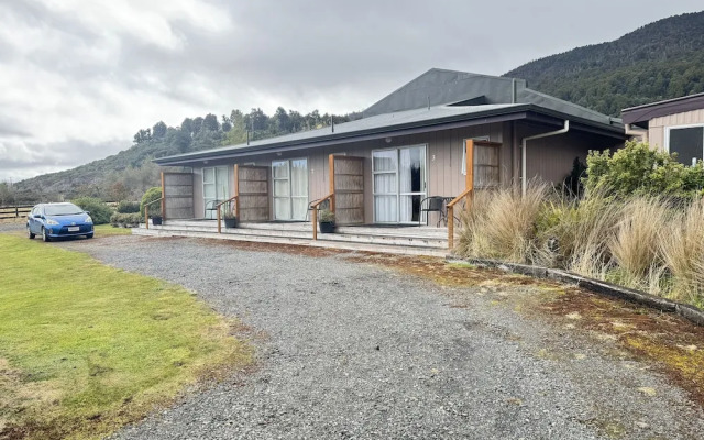 The Crossing Lodge and Backpackers