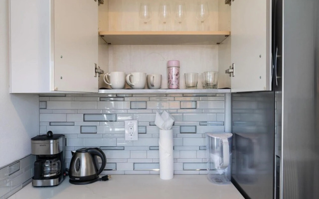 2BR Modern Gem Private Yard by Recreation