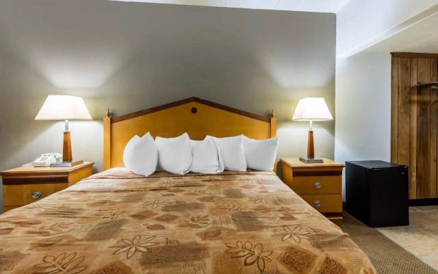 Econo Lodge Inn & Suites