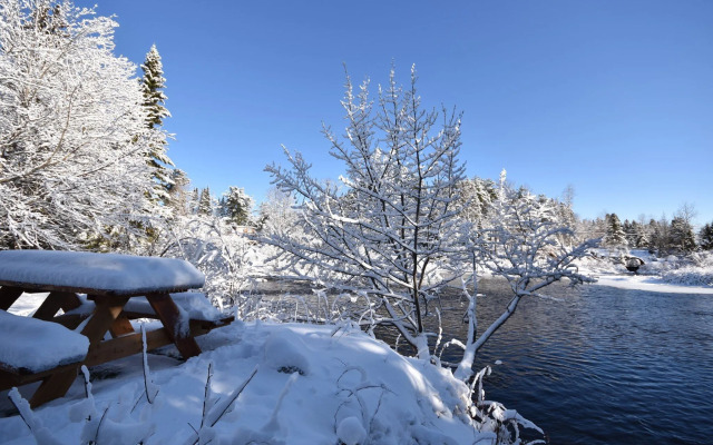 Oberge Inn  Riverside guest room in Val-David village with free parking