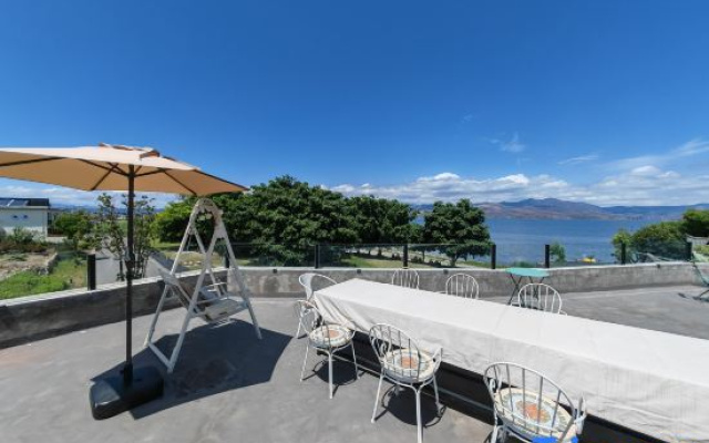 Lakeside Bliss Courtyard – Pool – Dali