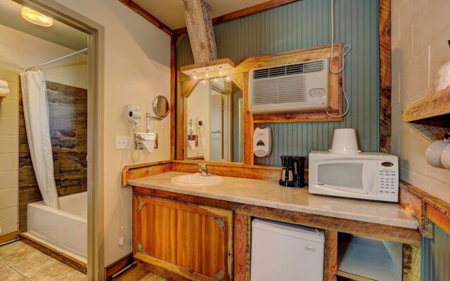 Holiday Motel & RV Park