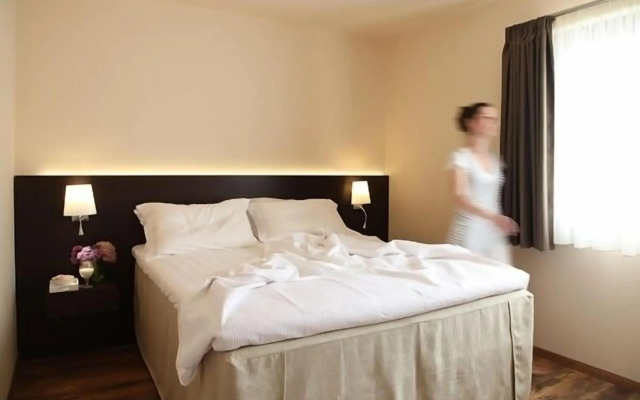 Theta Hotel
